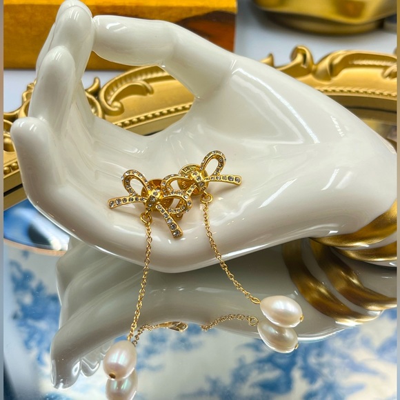 🆕 OSCAR DE LA RENTA 🧿 NWOT Swarovski Crystal Bow Pearl Drop Earrings - Gold - Picture 2 of 13